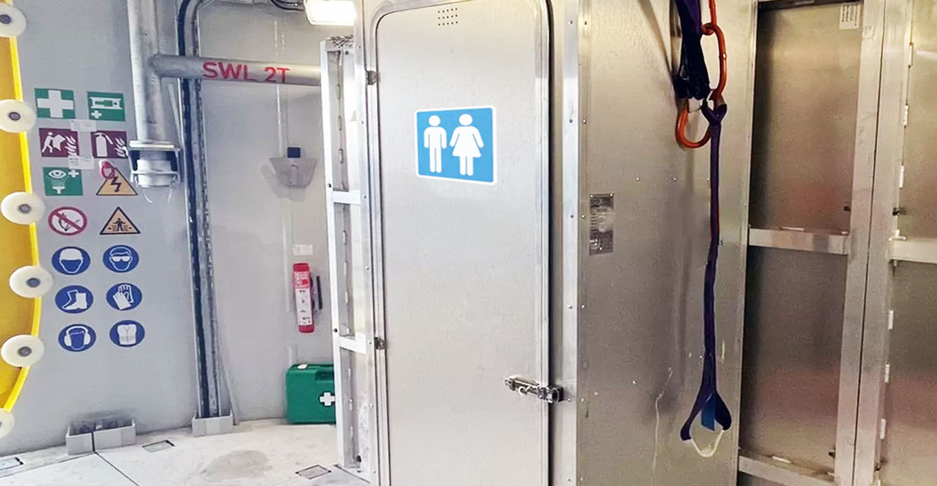 Portaloo in turbine unit