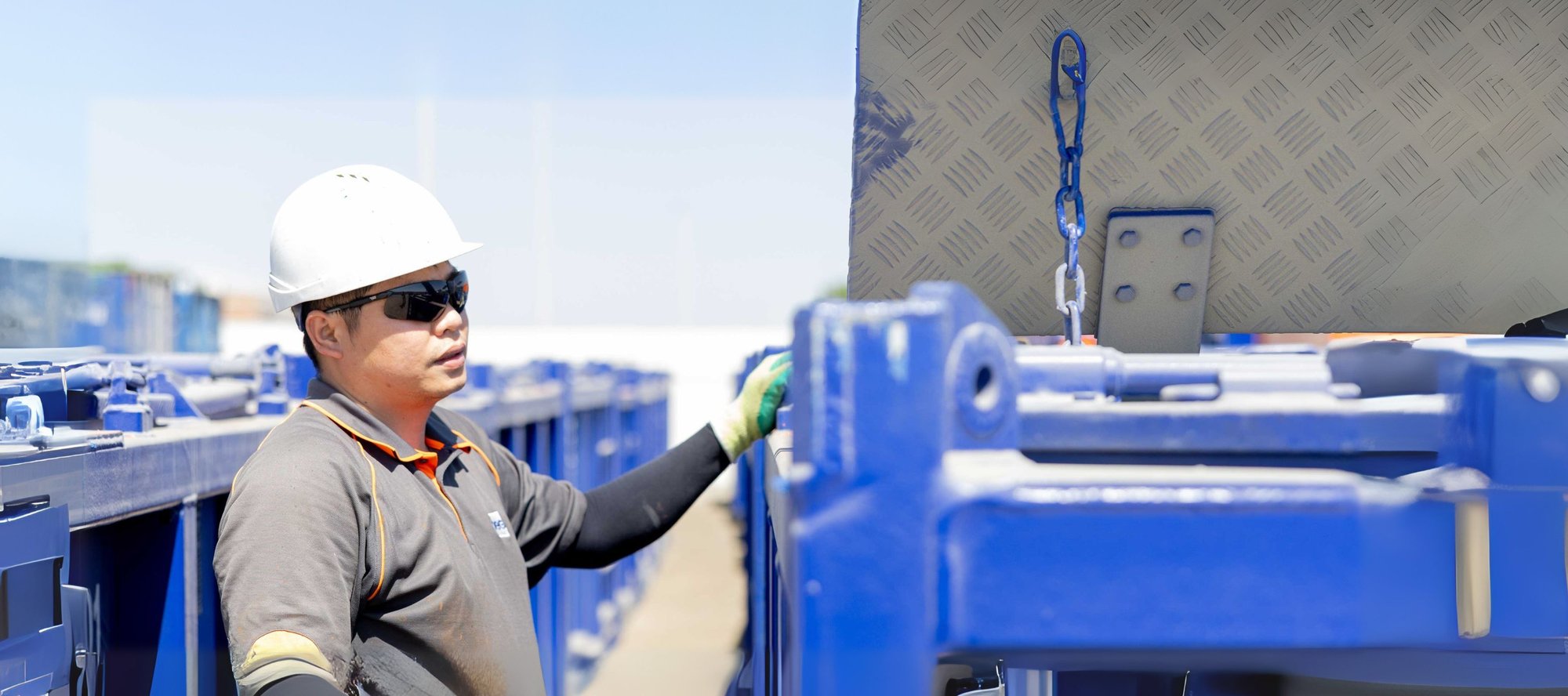 OEG-Middle-East-containers-worker-3600x1600