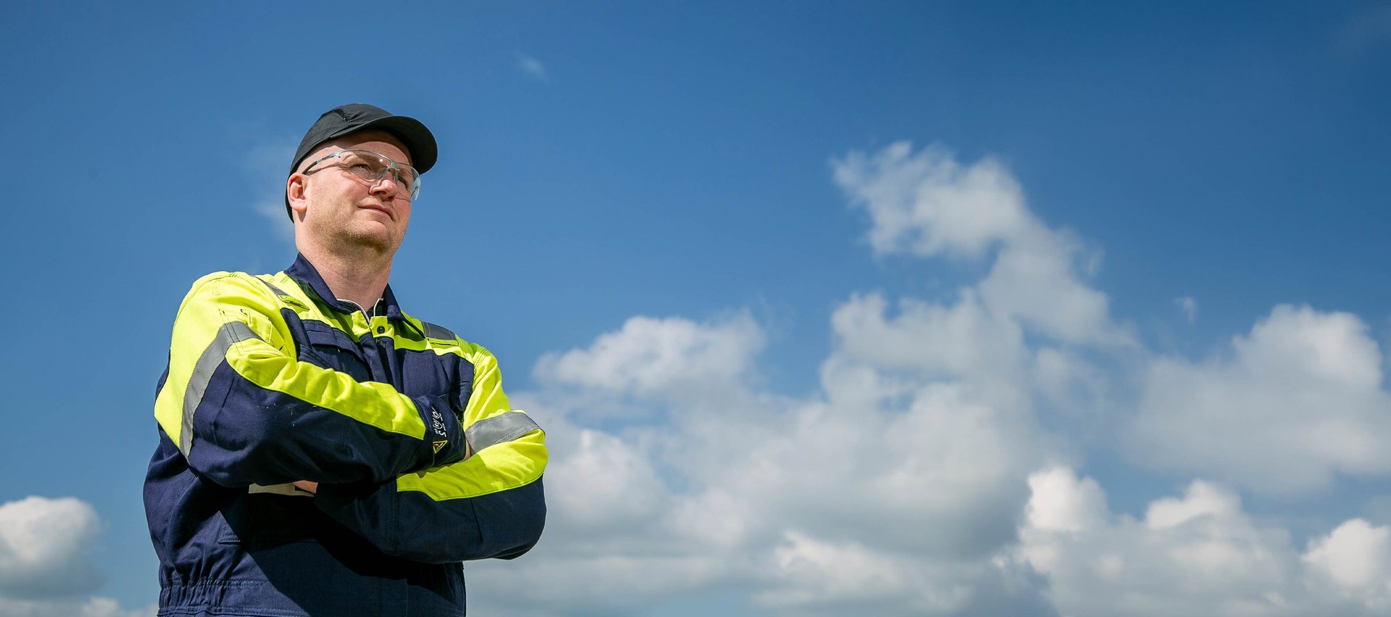 oeg-offshore-worker-blue-skies-3600x1600