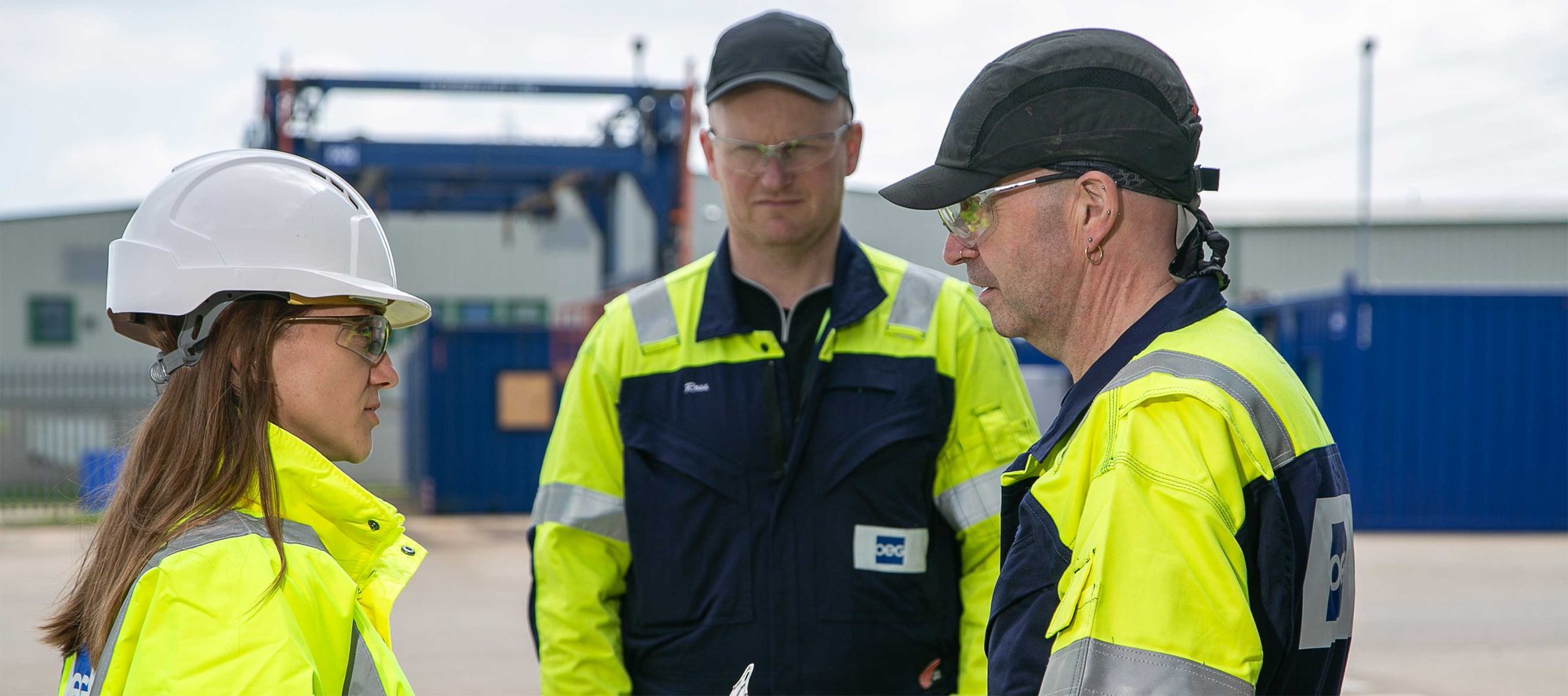 oeg-workers-group-3600x1600
