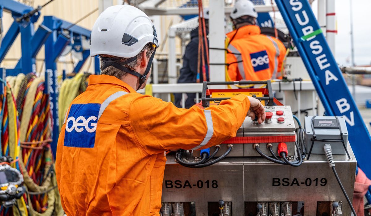oeg-subsea-irm-technicians-1200x700